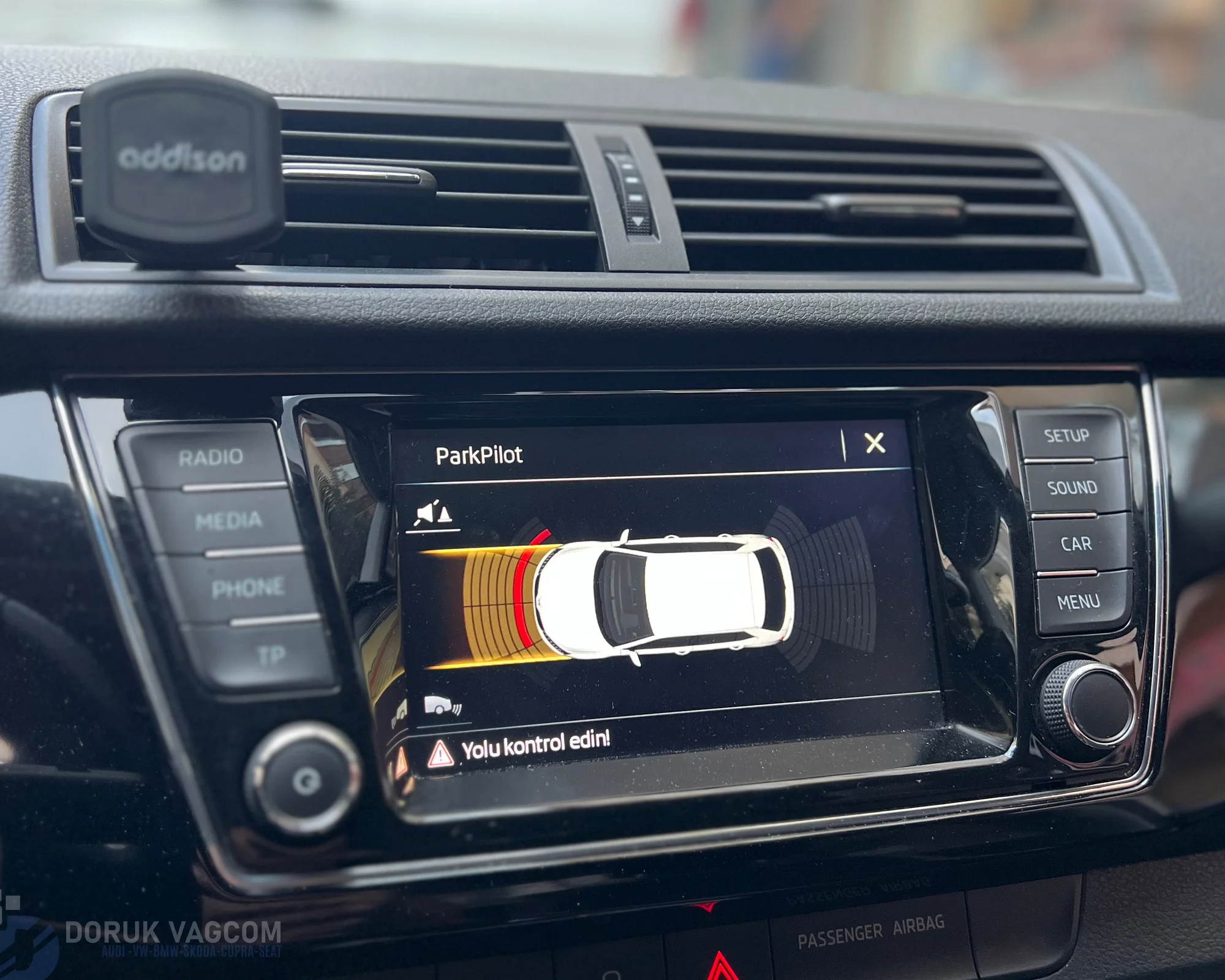 Skoda Fabia NJ (2014-2021) Skoda Fabia (NJ) Orijinal Ön Park Sensörü Montajı Navigasyon Multimedya Montajı